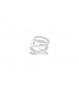 Zilverkleurige earcuff met een kruising en kleine glinsterende steentjes