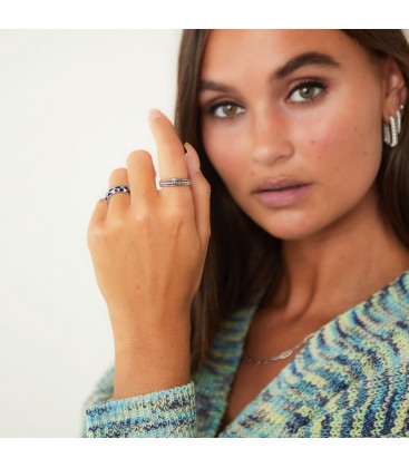 Zilverkleurige ring met een rij van cirkels en een zirkoonsteentje (16)