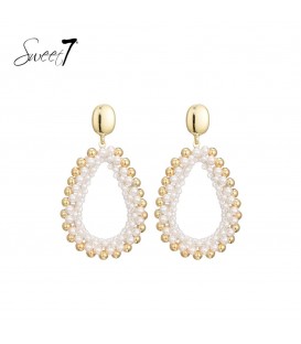 Oorbellen wit met parel kralen en goudkleurige bolletjes rondom