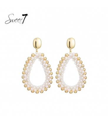 Oorbellen wit met parel kralen en goudkleurige bolletjes rondom