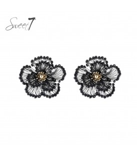 Oorbellen zwart met draadstructuur met bloemdesign en goudkleurige kern