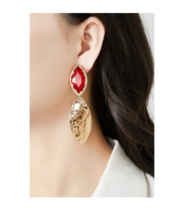 Oorclips met rode steen en goudkleurige hanger