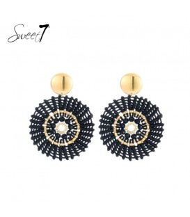 Oorbellen met zwart geweven patroon en met goudkleurige kralen