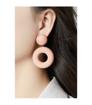 Grijze oorclips met een matte afwerking