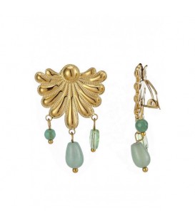 Goudkleurige oorclips met licht groene kraaltjes