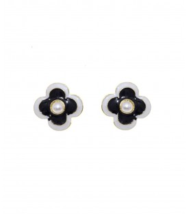 Zwarte bloemen oorclips met een creme rand en een pareltje