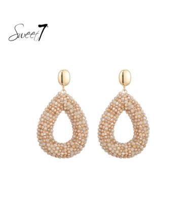 Beige gekleurde glaskralen oorhangers met een goudkleurig detail