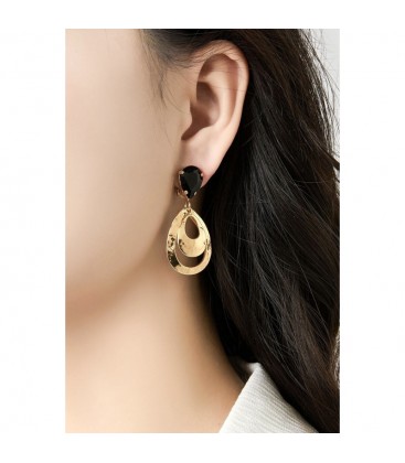 Oorclips met zwarte druppelsteen en goudkleurige hanger