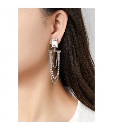 Oorclips met zilverkleurige kettingen en heldere kristallen