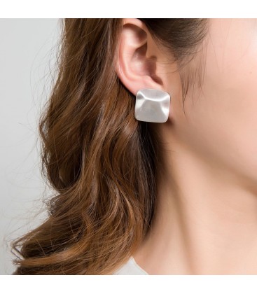 Vierkante oorclips van goudkleurige geborsteld staal