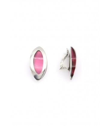 Oorclips met ovale roze cat eye steen en zilverkleurige omlijsting