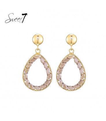 Oorbellen goudkleurig met beige steentjes en een ovale hanger