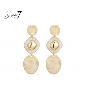 Oorbellen met beige marmerlook en een goudkleurig detail