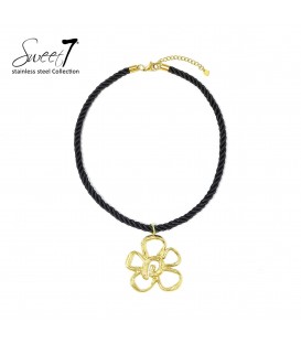 Halsketting met zwart koord en een bloemen hanger