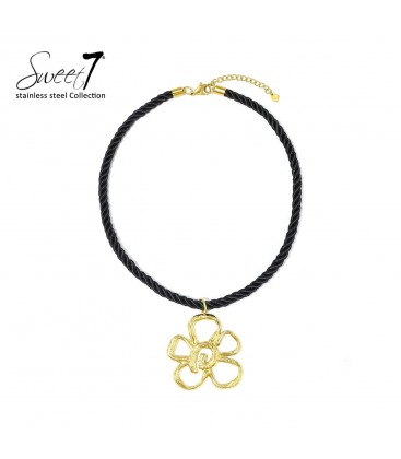 Halsketting met zwart koord en een bloemen hanger