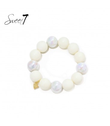Armband met witte kralen en een goudkleurig hartje