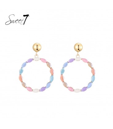 Oorbellen in zoete kleuren en een goudkleurig oor knopje