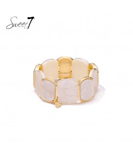 Armband met creme kleurige elementen en goudkleurige omlijsting