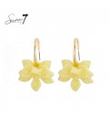 Oorbellen met gele bloem en goudkleurig ring