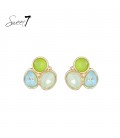 Oorbellen met mintgroen, lime en een blauw steentjes