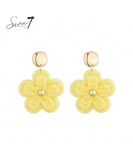 Oorbellen geel in bloemvorm met een goudkleurig oor knopje