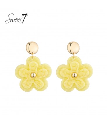 Oorbellen geel in bloemvorm met een goudkleurig oor knopje