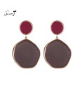 Oorbellen met bordeaux ronde top en bruine hanger