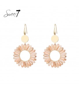 Camel kleurige oorhangers met mooie glas kralen