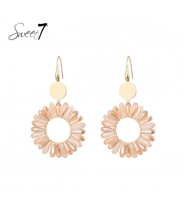 Camel kleurige oorhangers met mooie glas kralen