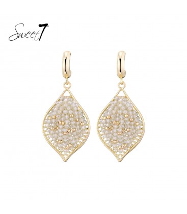 Beige oorbellen in ruitvorm met glas kralen en goudkleurige detail