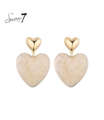 Oorbellen met beige kleurig hart en gouden detail