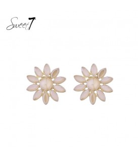 Oorbellen beige in bloemvorm met facetsteentjes