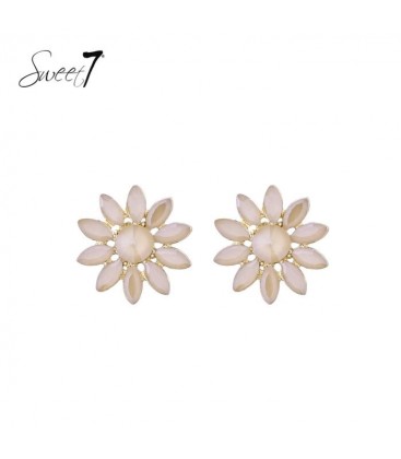 Oorbellen beige in bloemvorm met facetsteentjes