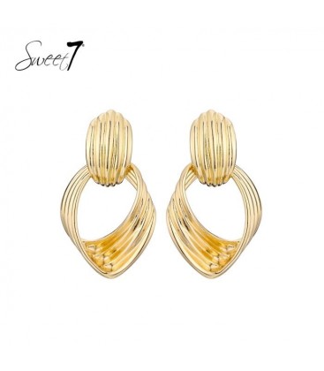 Oorbellen goudkleurig met geribbeld motief