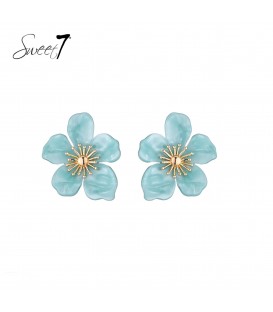 Oorbellen met groene bloemblaadjes en goudenkleurig hart