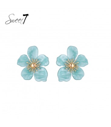 Oorbellen met groene bloemblaadjes en goudenkleurig hart