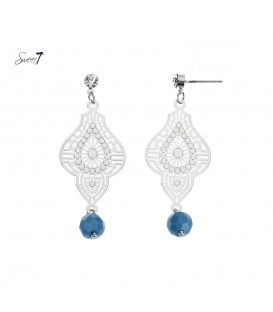 Mooie zilverkleurige oorbellen met een blauwe kraal
