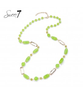 Halsketting met groene glaskralen en metalen schakels