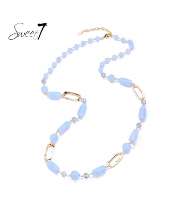 Halsketting met lichtblauwe kralen en goudkleurige schakels.
