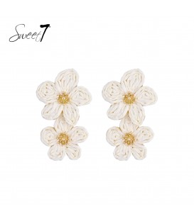 Oorbellen met witte oranje bloemen en goudkleurig accenten