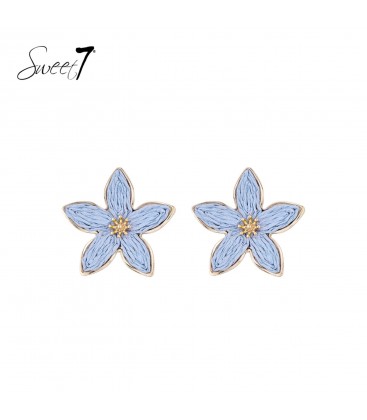 Oorbellen met lichtblauwe bloem en goudkleurig detail