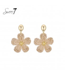 Oorbellen camel kleurig in bloem vorm van Raffia