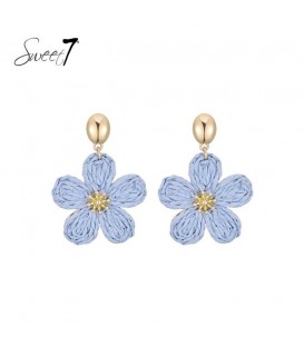 Oorbellen met blauwe bloem en goudkleurige details