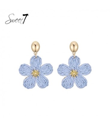 Oorbellen met blauwe bloem en goudkleurige details