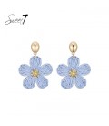 Oorbellen met blauwe bloem en goudkleurige details
