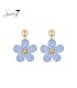 Oorbellen met blauwe bloem en goudkleurige details