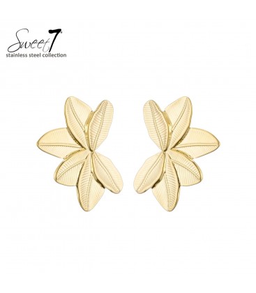 Oorbellen goudkleurig in bladvorm met fijne structuurdetails