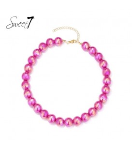 Halsketting met fuchsia kralen en goudkleurige sluiting.