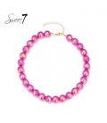 Halsketting met fuchsia kralen en goudkleurige sluiting.