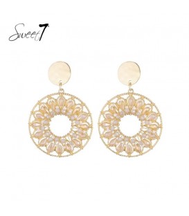 Oorbellen met gouden cirkel en beige glas kralen